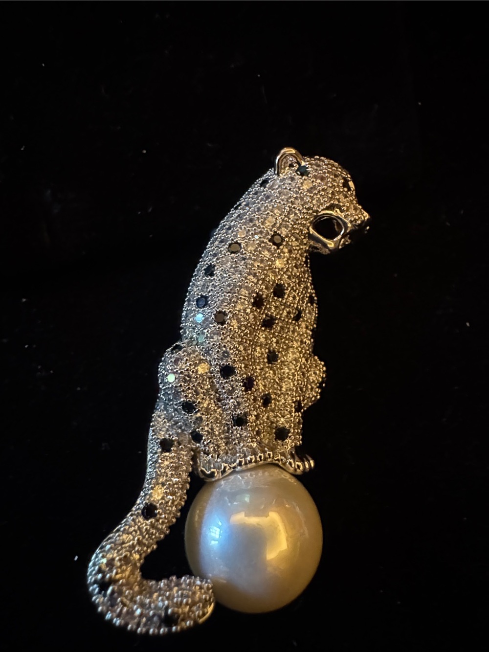 Brooch  Silver tone Leopard crystals with Pearl Accent